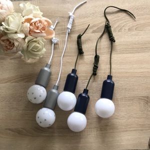 Adjustable hanging lights.